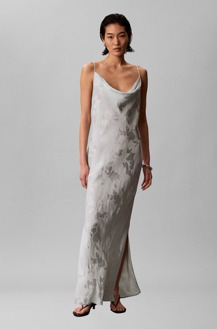 Satenasta dolga obleka z žakarskim cvetličnim vzorcem