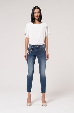 Slim fit jeans hlače z dekorativno verigo