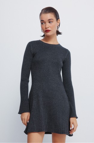 Kratka pletena obleka z rebrasto teksturo