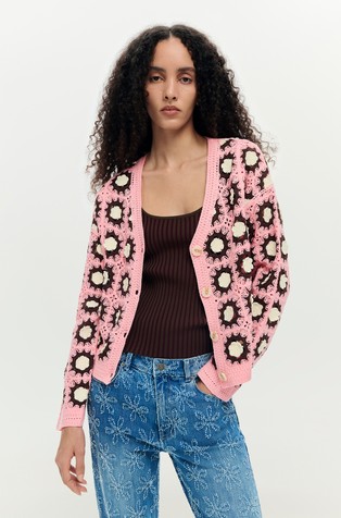 Vzorčasta jopa v kvačkanem slogu