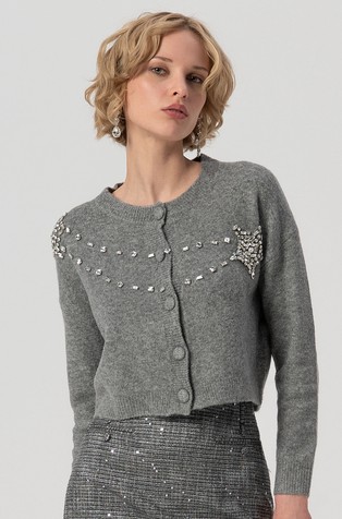 Kratka pletena jopa z okrasnimi kamenčki
