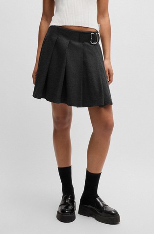 Pleated mini skirt in with branded buckle
