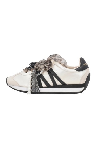 Malika usnjene superge s pentljami in perlicami