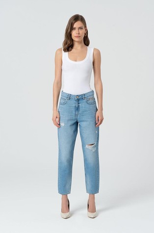 Mom fit jeans made in distressed denim with light wash