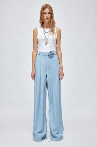 Široke hlače iz liocela z odstranljivim dekorativnim cvetom