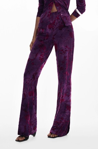 Zvončaste hlače z reliefnim vzorcem