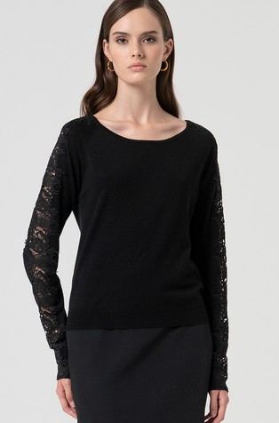 Knitted sweater with laced sleeves