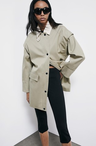 Platnen plašč s snemljivimi rokavi