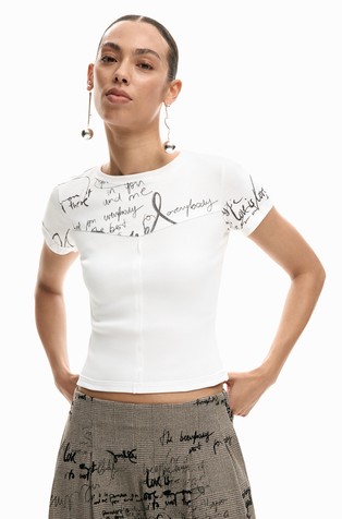 Rebrasta majica s potiskom napisov