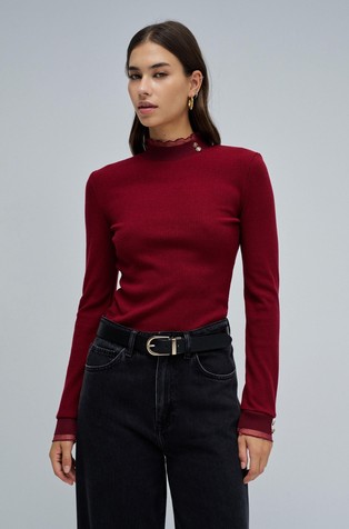 Pleten pulover z vstavki iz tila in okrasnimi gumbi