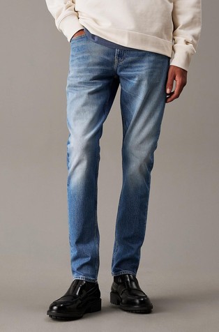 Slim fit jeans hlače z zožanimi hlačnicami