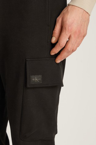 CALVIN KLEIN Bombažna trenirka z cargo žepom in logo našitkom Črna - Black 4