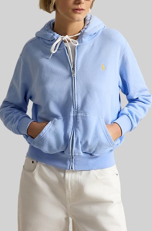 Jopa s kapuco in flisirano notranjostjo