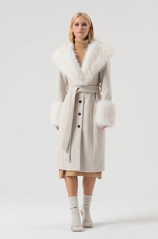Dolg plašč s pasom in obrobami iz umetnega krzna