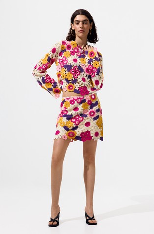 Pulover v kvačkanem slogu s cvetličnim vzorcem