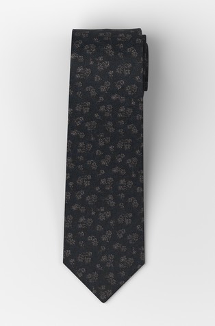 Silk tie with floral pattern
