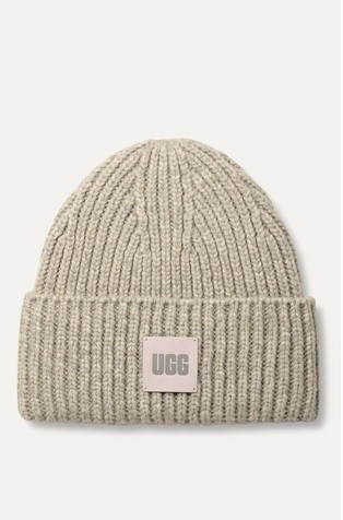 Rebrasto pletena kapa z logo našitkom