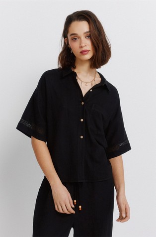 Srajca s kratkimi rokavi in čipkastimi detajli