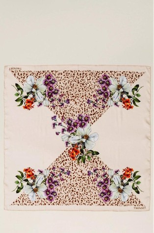 Ruta s cvetličnim in živalskim vzorcem