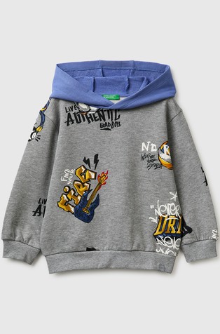 Pulover s kapuco in vzorcem