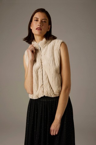 Kratek brezrokavnik iz umetnega krzna