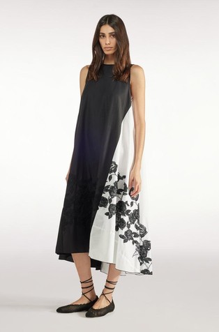 Sleeveless dres with floral embroidery
