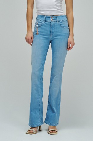 Secret Push in straight jeans