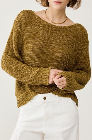 3D-textured sweater
