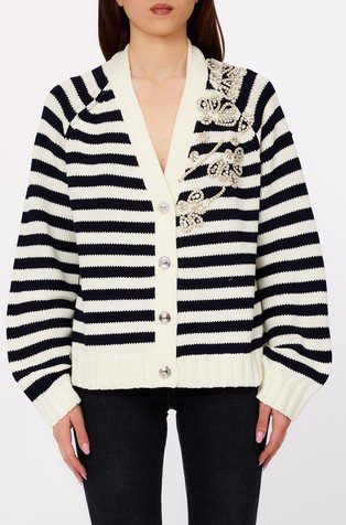 Pletena jopa s črtastim vzorcem in okrasnimi kamenčki