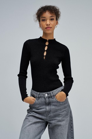 Svetleč pleten pulover z izrezanimi detajli