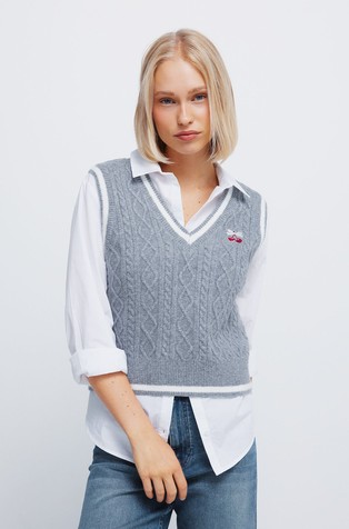 Pleten brezrokavnik z vzorcem verig in vezenino