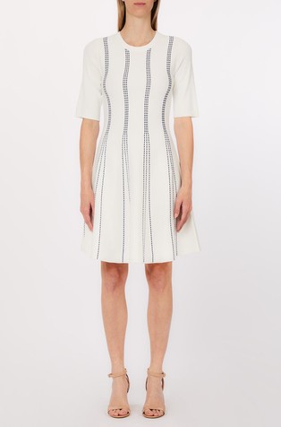 Kratka pletena obleka s kontrastnimi šivi