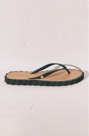 Flip-flops with wavy edges