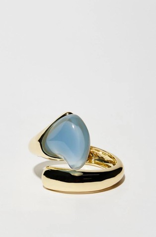 Kovinska zapestnica s smolnatim dekorativnim elementom