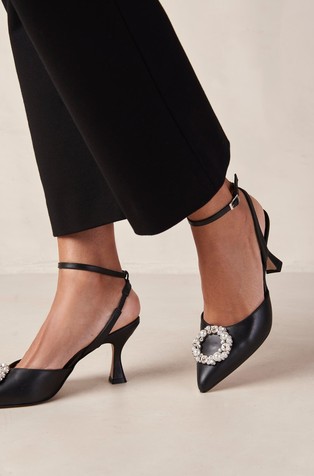 ALOHAS Cinderella leather pumps with decorative element Black 3