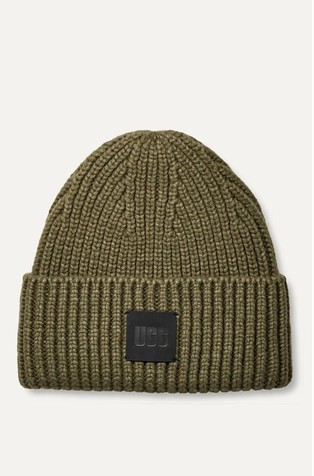 Rebrasto pletena kapa z logo našitkom