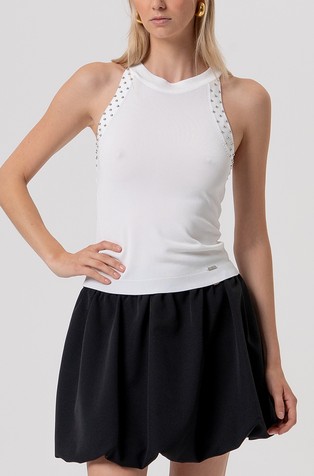 Slim fit pleten top s kovinskimi perlami in prekrižanimi naramnicami