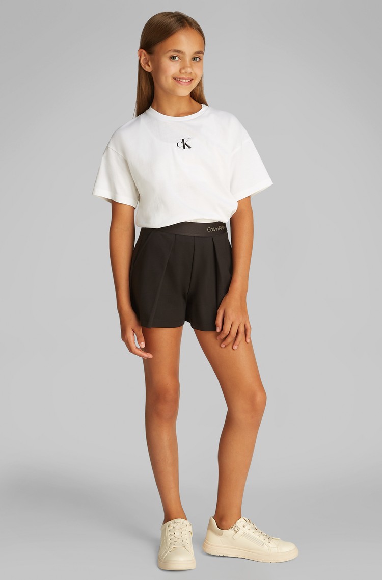 CALVIN KLEIN Relaxed fit kratke hlače iz viskozne mešanice z gubami Črna - Black 