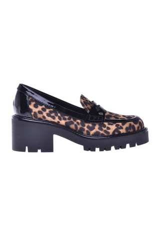 Loafer čevlji s peto in leopardjim vzorcem
