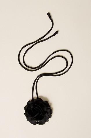 Ogrlica z dekorativnim cvetom