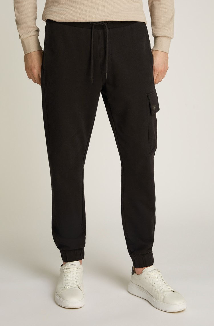 CALVIN KLEIN Bombažna trenirka z cargo žepom in logo našitkom Črna - Black 