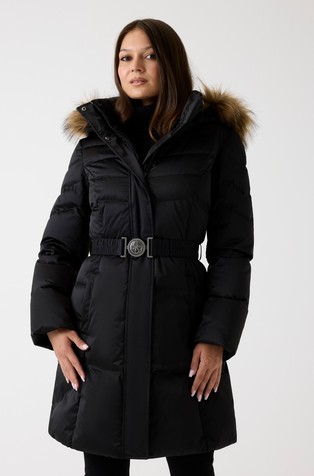 Dolga prešita puhovka s kapuco in pasom