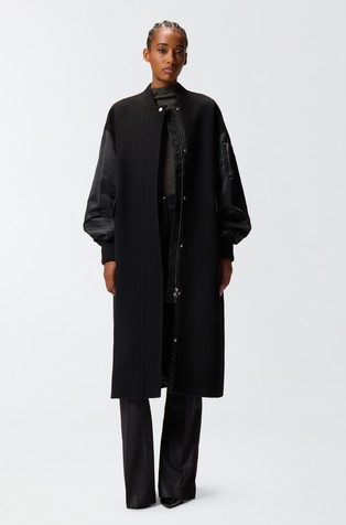 Plašč iz volnene mešanice s kontrastnimi rokavi