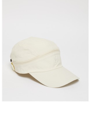 Monochrome 2-v-1 kapa s šiltom