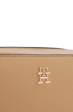 TOMMY HILFIGER TH Soft Plaque Camera Bag in Faux-leather Safari Canvas 4
