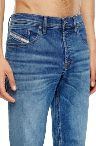 DIESEL Tapered fit jeans hlače - 2023 D-Finitive 0GRDP Modra - Medium Blue 3
