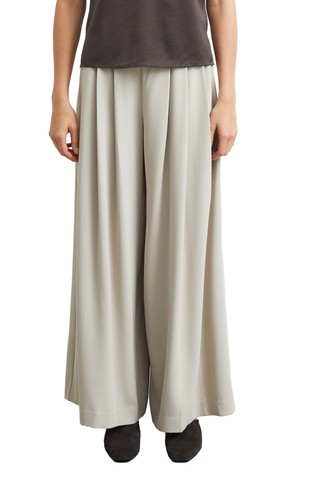 Flowy wide-leg pants with pleated details