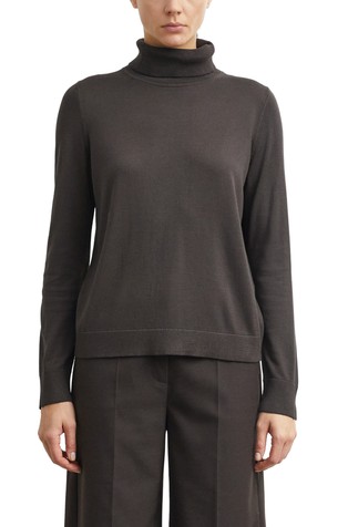 Fine-knit turtleneck sweater