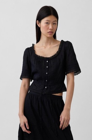 Ženska bluza s čipkastimi obrobami