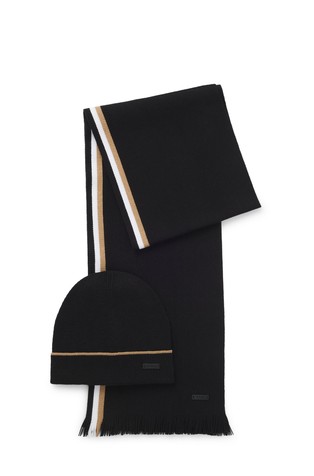 Pletena kapa in šal s črtastimi detajli